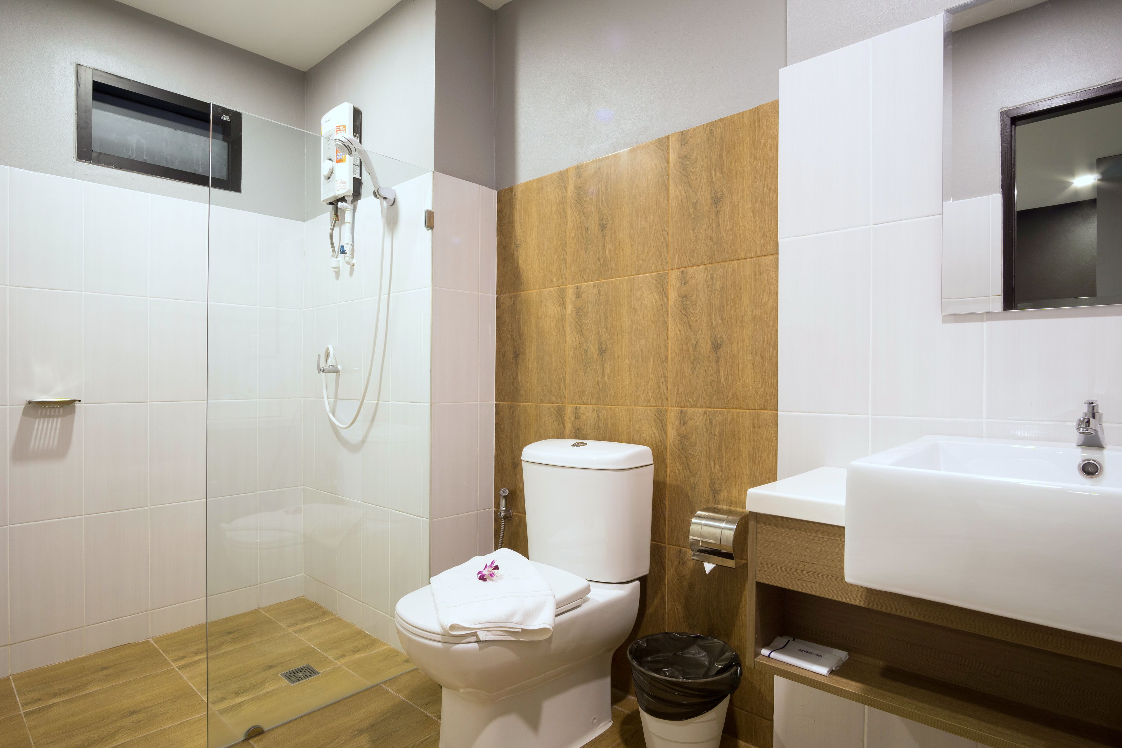 grand room | bathroom | shower, free toiletries, towels