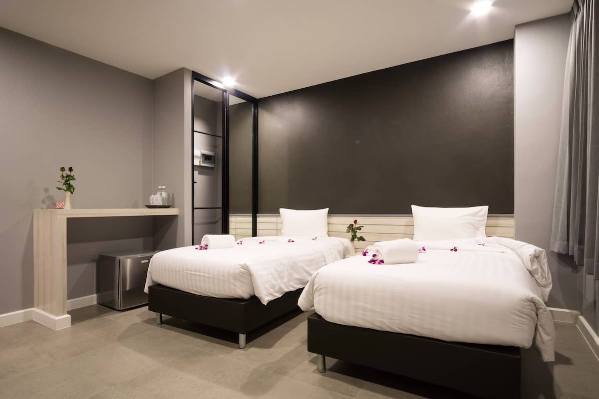Modern Room Twin | Schreibtisch, Verdunkelungsvorhänge, Zustellbetten, kostenloses WLAN