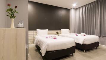 Modern Room Twin | Escrivaninha, cortinas blackout, camas extras/dobráveis (sobretaxa)