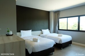 Escritorio, cortinas blackout y camas plegables/adicionales 
