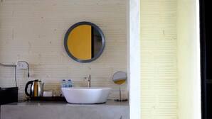A bathroom with a white sink, a kettle, and a mirror on the wall. - 88 Fine Hotel (Phunphin)