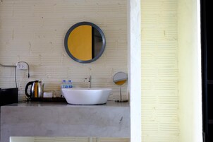 Bañera y ducha independientes y bañera profunda