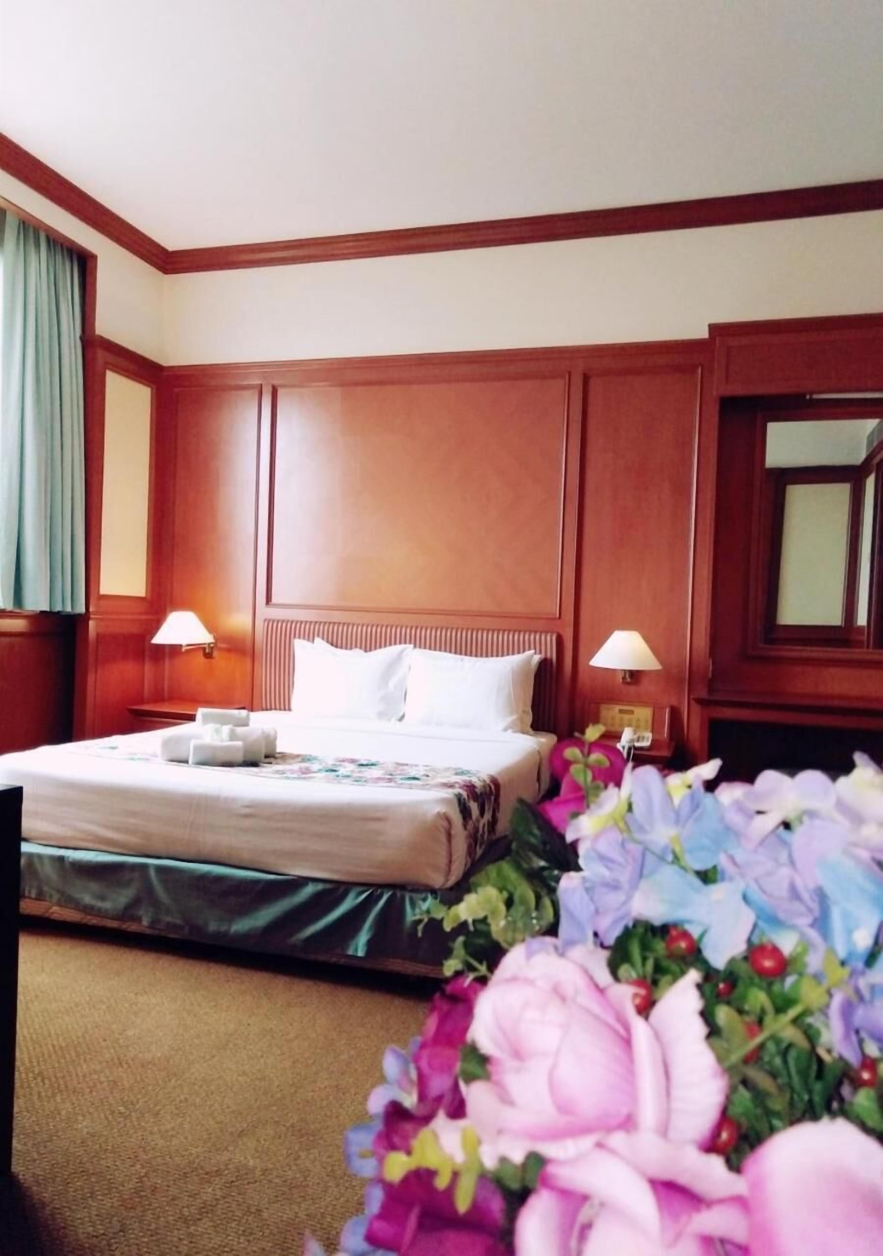 in-room safe, desk, iron/ironing board, rollaway beds