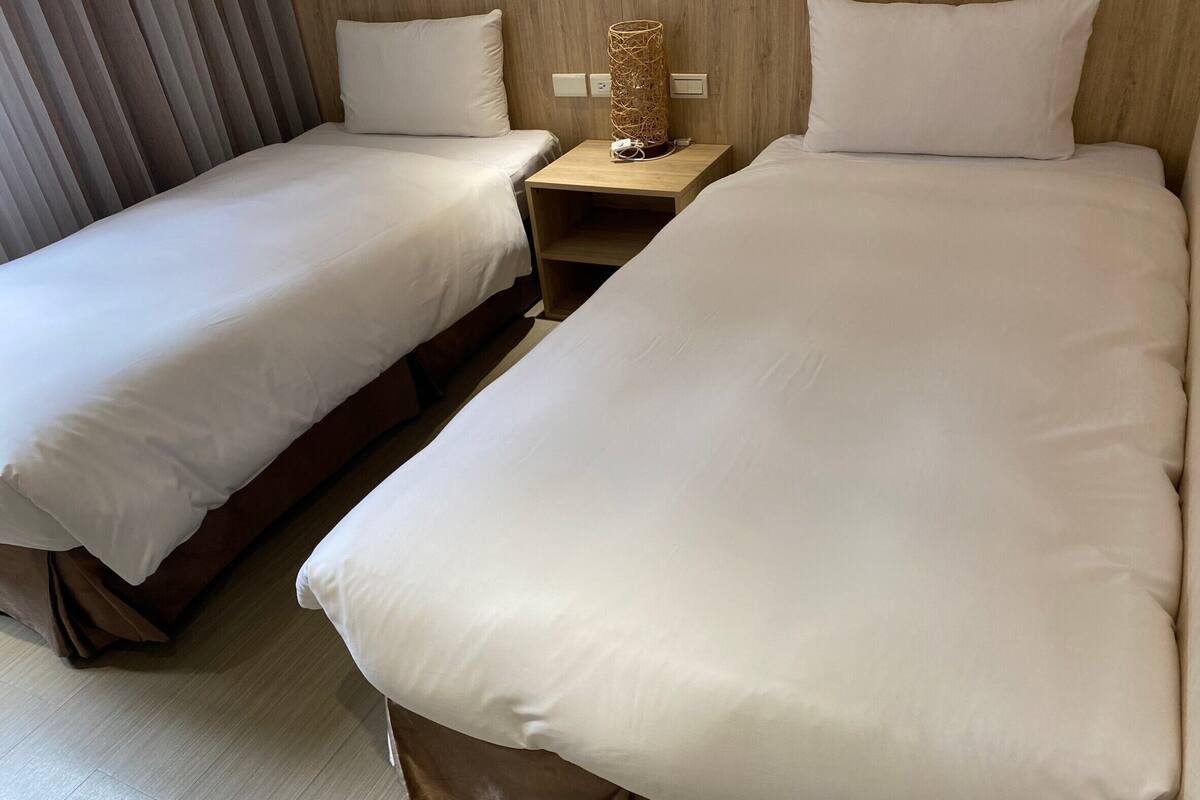 ห้องดีลักซ์ทวิน, เตียงเดี่ยว 2 เตียง | โต๊ะทำงาน, ผ้าม่านกันแสง, Wi-Fi ฟรี, ผ้าปูที่นอน