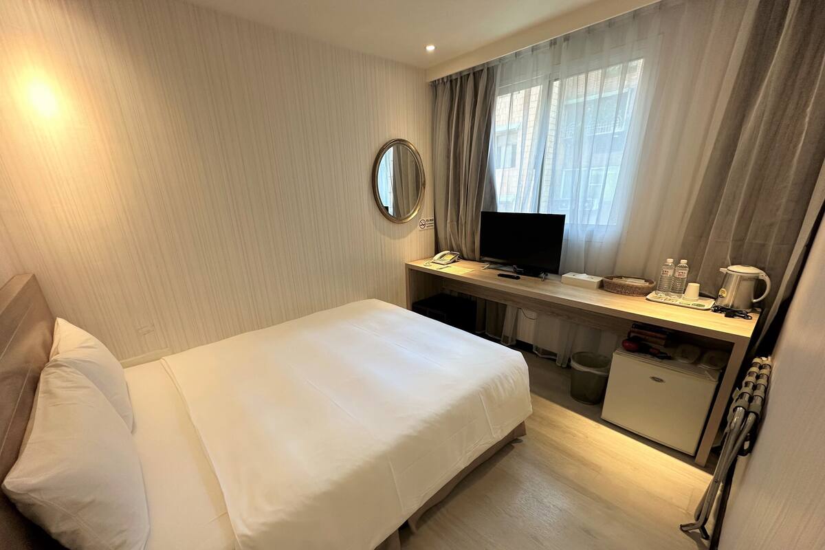 ห้องดับเบิล, ห้องน้ำส่วนตัว | โต๊ะทำงาน, ผ้าม่านกันแสง, Wi-Fi ฟรี, ผ้าปูที่นอน