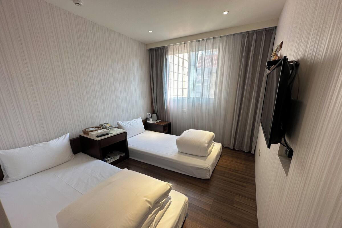 ห้องทวิน, ห้องน้ำส่วนตัว | โต๊ะทำงาน, ผ้าม่านกันแสง, Wi-Fi ฟรี, ผ้าปูที่นอน