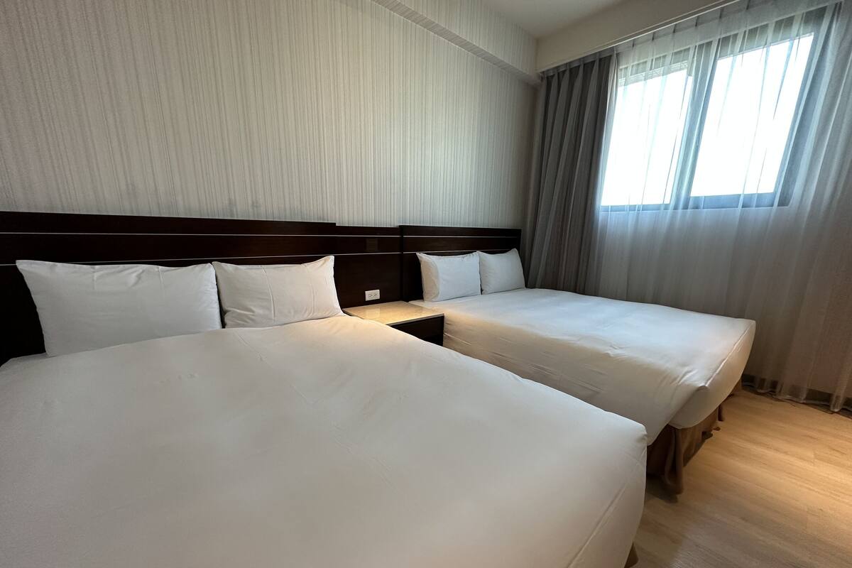 ห้องดีลักซ์สำหรับสี่ท่าน, เตียงใหญ่ 2 เตียง | โต๊ะทำงาน, ผ้าม่านกันแสง, Wi-Fi ฟรี, ผ้าปูที่นอน