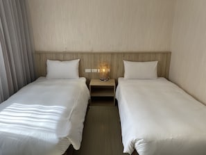 Desk, blackout drapes, free WiFi, bed sheets - Young Soarlan Boutique Hotel (Tainan)