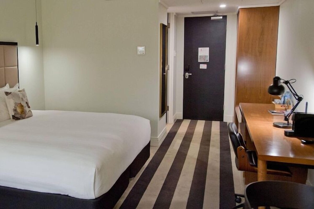 Seprai premium, minibar, meja kerja, dan setrika/meja setrika