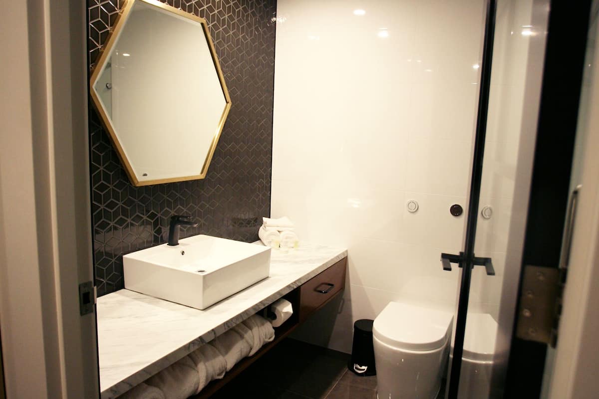 1 bedroom, premium bedding, minibar, desk