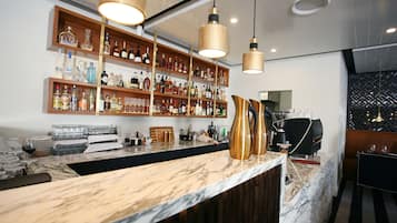 Bar (trong khuôn viên)