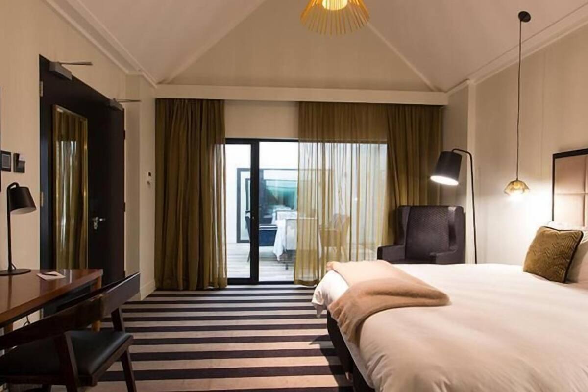 1 bedroom, premium bedding, minibar, desk