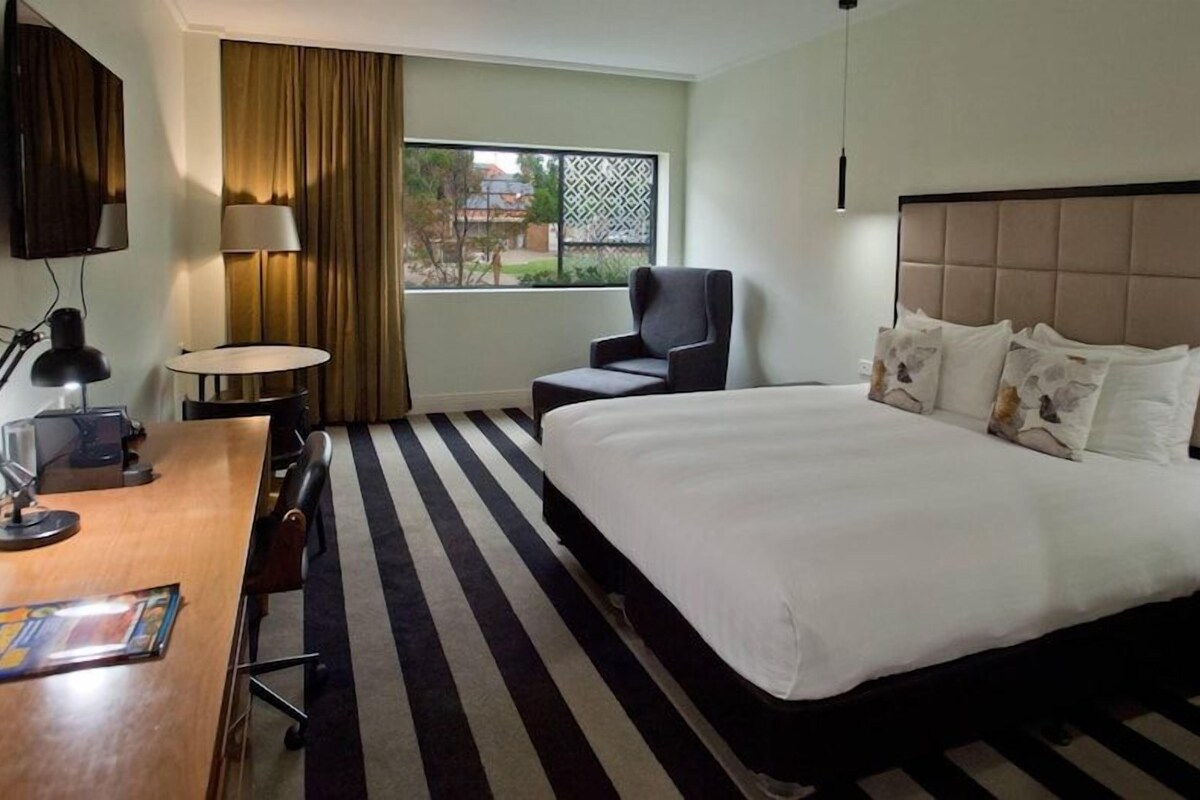 Ropa de cama de alta calidad, minibar y escritorio 