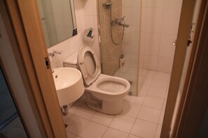 Standard Double Room | Bathroom
