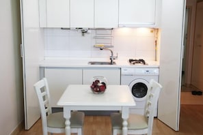 Quarto casal standard | Cozinha americana privada | Geladeira grande, micro-ondas, cooktop