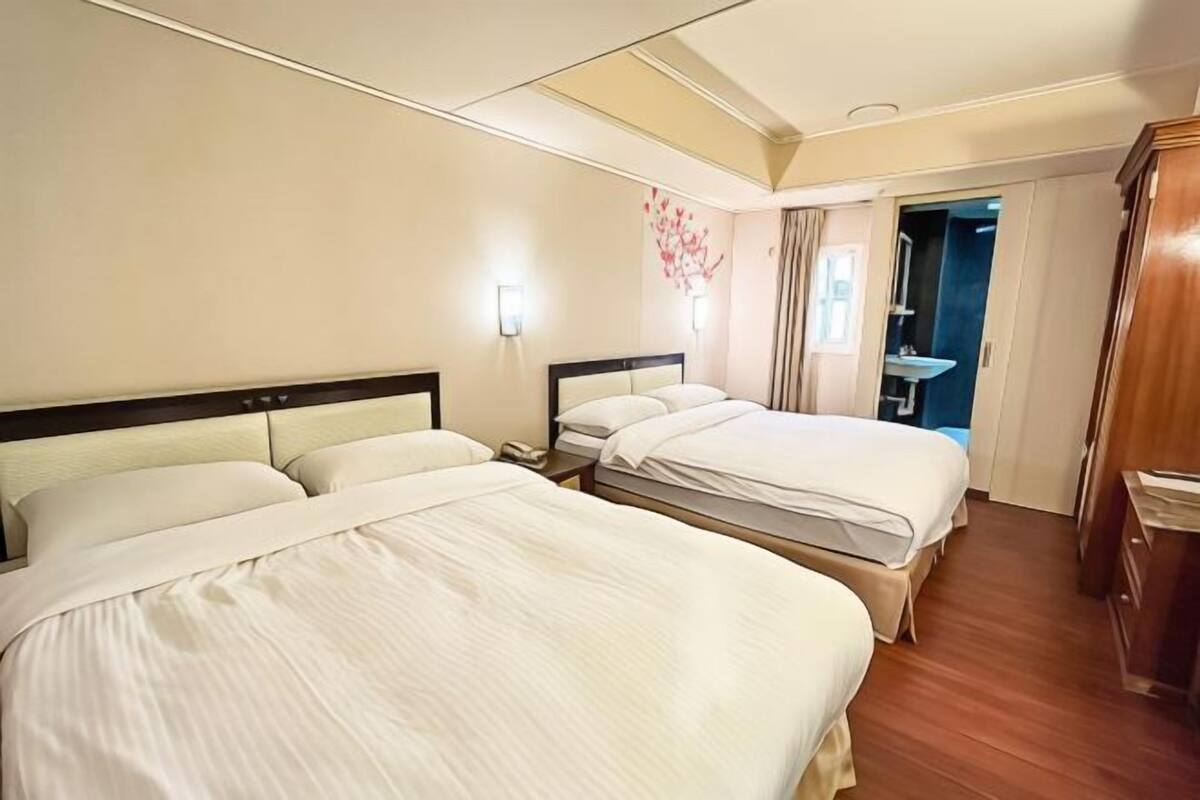 Ropa de cama de alta calidad, escritorio, wifi gratis y ropa de cama