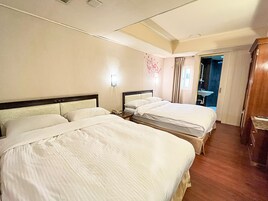 溫馨四人房 | 高級寢具、書桌、免費無線上網、床單