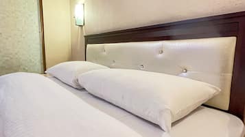Ropa de cama de alta calidad, escritorio, wifi gratis y ropa de cama