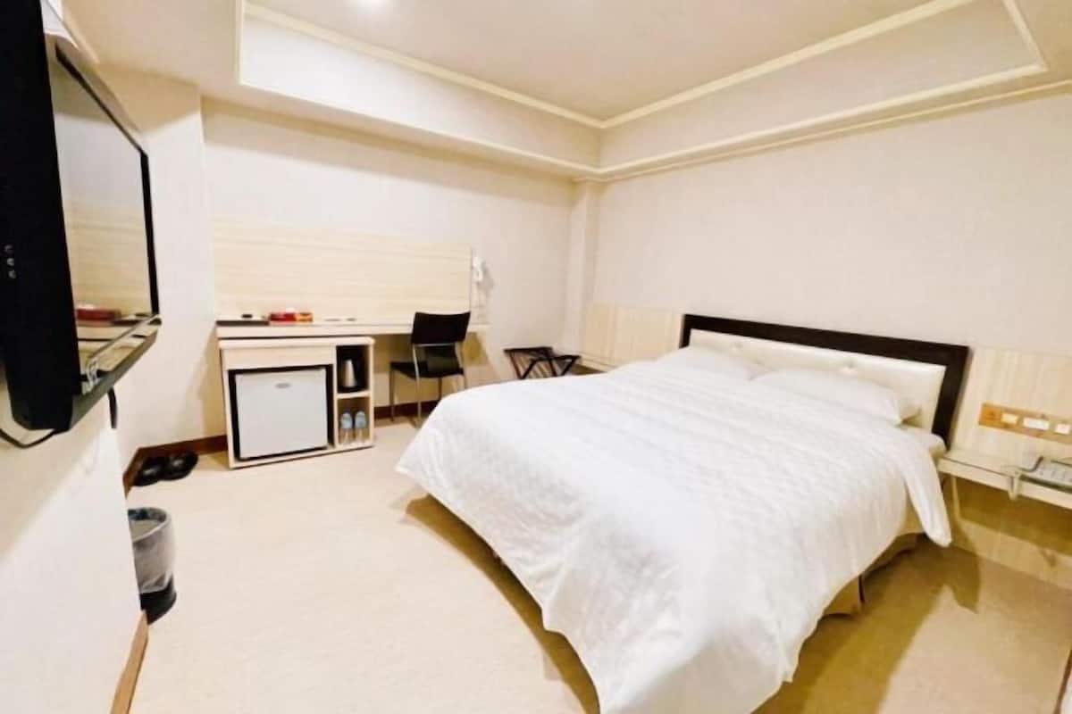 Ropa de cama de alta calidad, escritorio, wifi gratis y ropa de cama