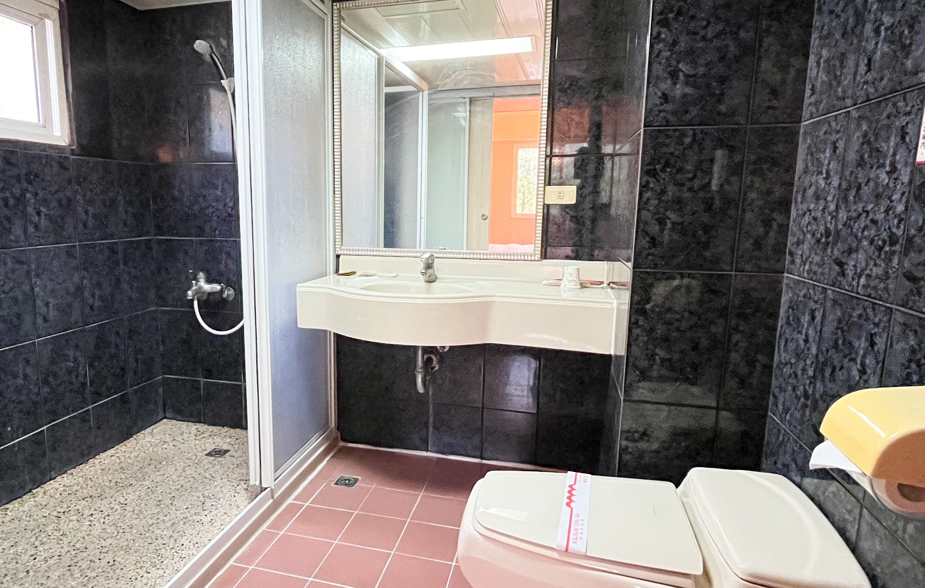 standard double room | bathroom | free toiletries, hair dryer, slippers, towels