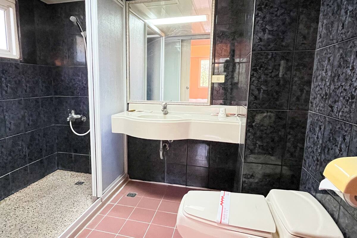 standard double room | bathroom | free toiletries, hair dryer, slippers, towels