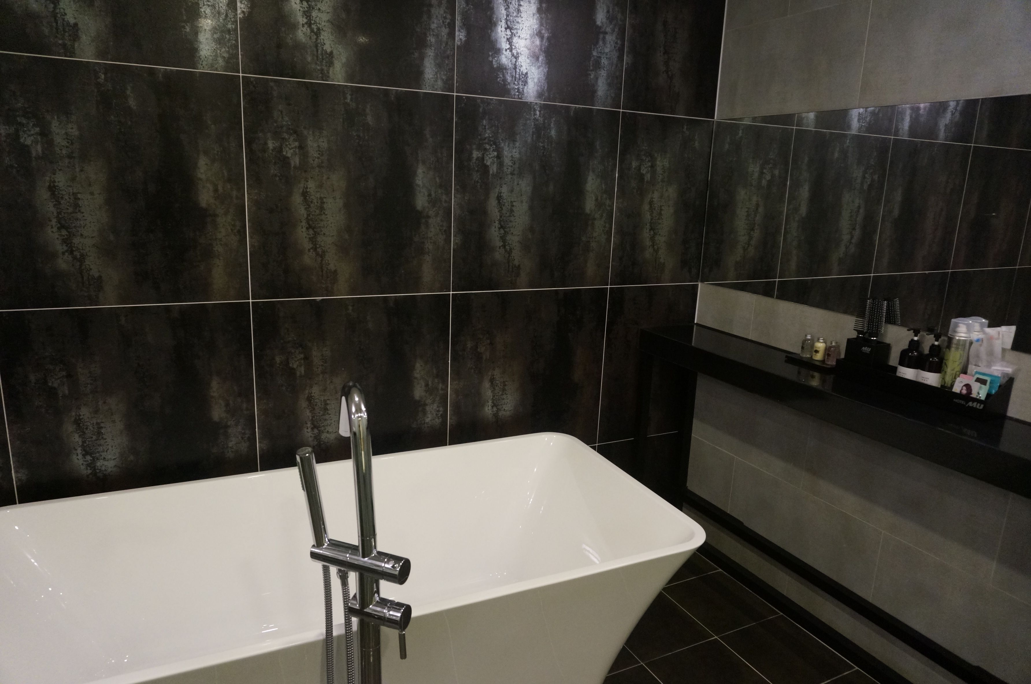 premium twin room | deep-soaking bathtub