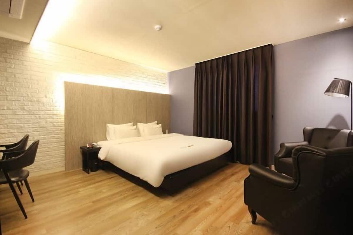 In-room safe, soundproofing, free WiFi, bed sheets