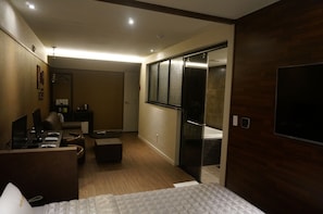 Quarto casal premium | Cofres nos quartos, quartos à prova de som, Wi-Fi de cortesia