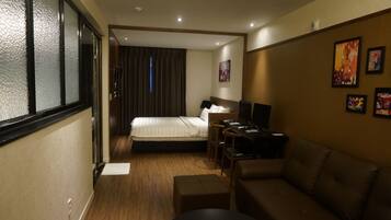 Premium Double Room | Living area | Flat-screen TV