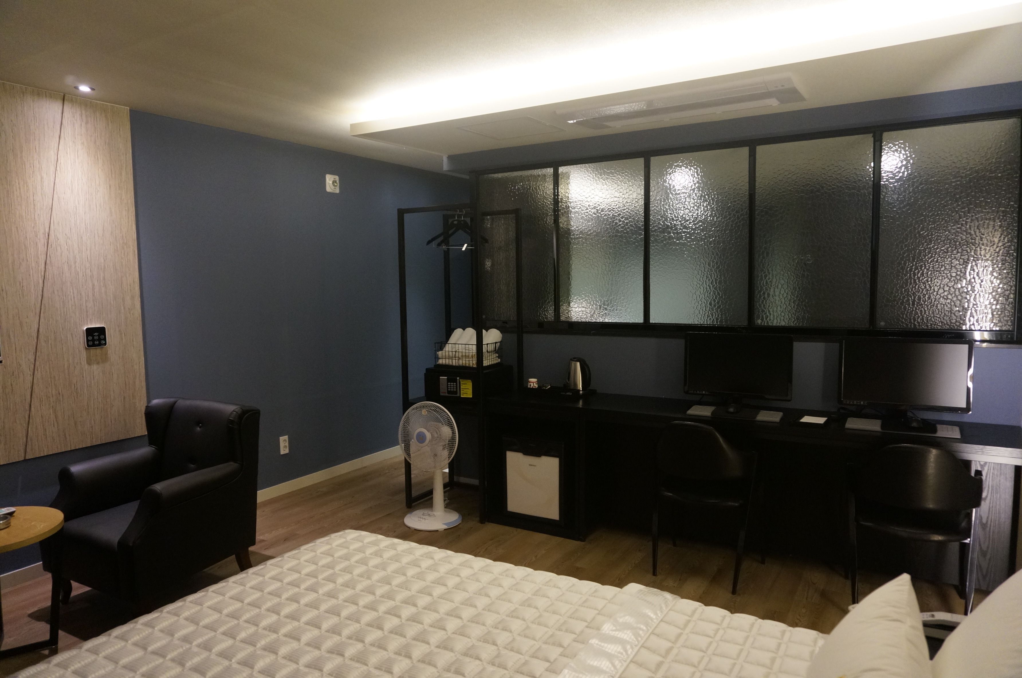 premium double room | room amenity