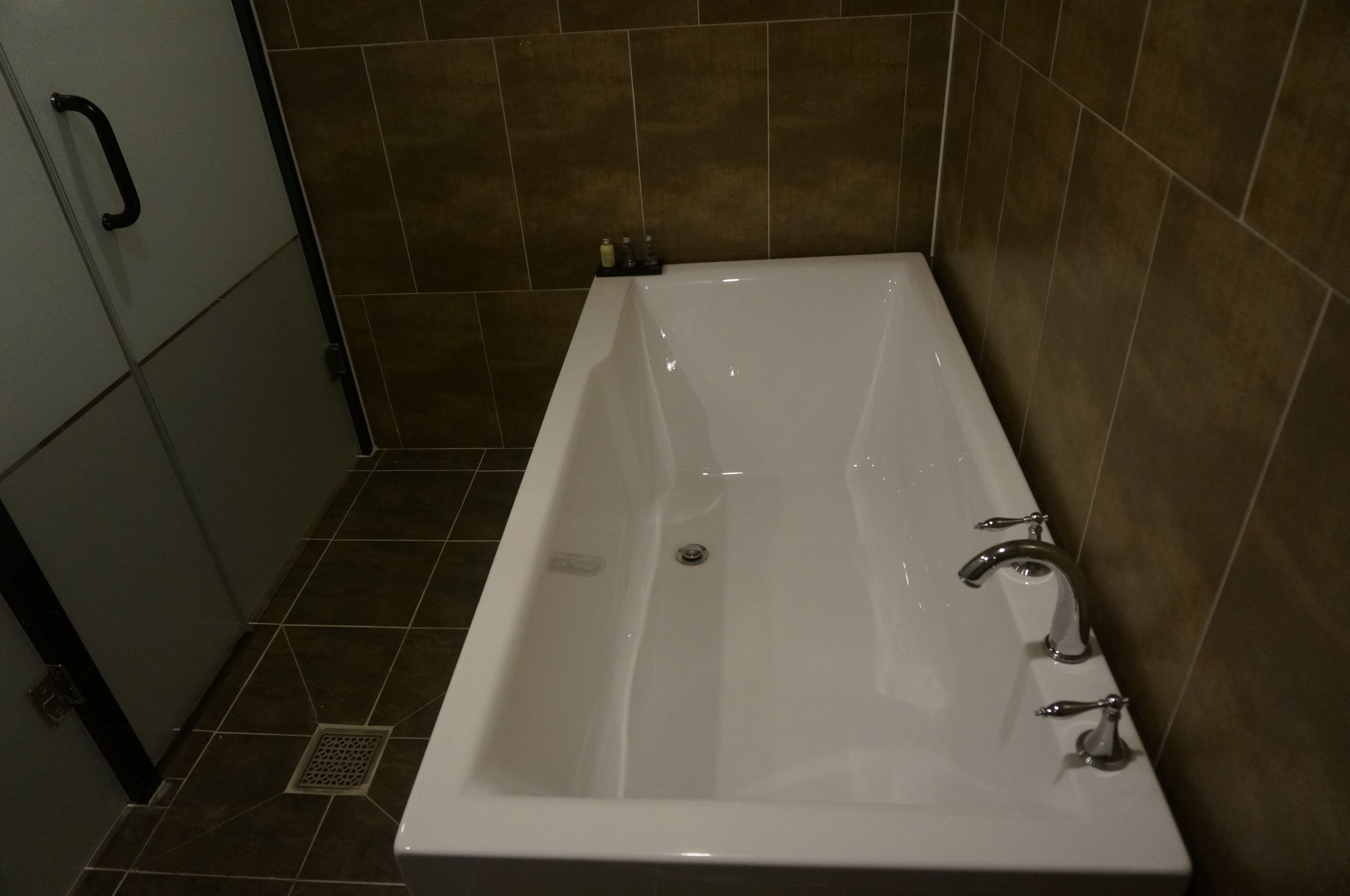 standard double room | deep-soaking bathtub