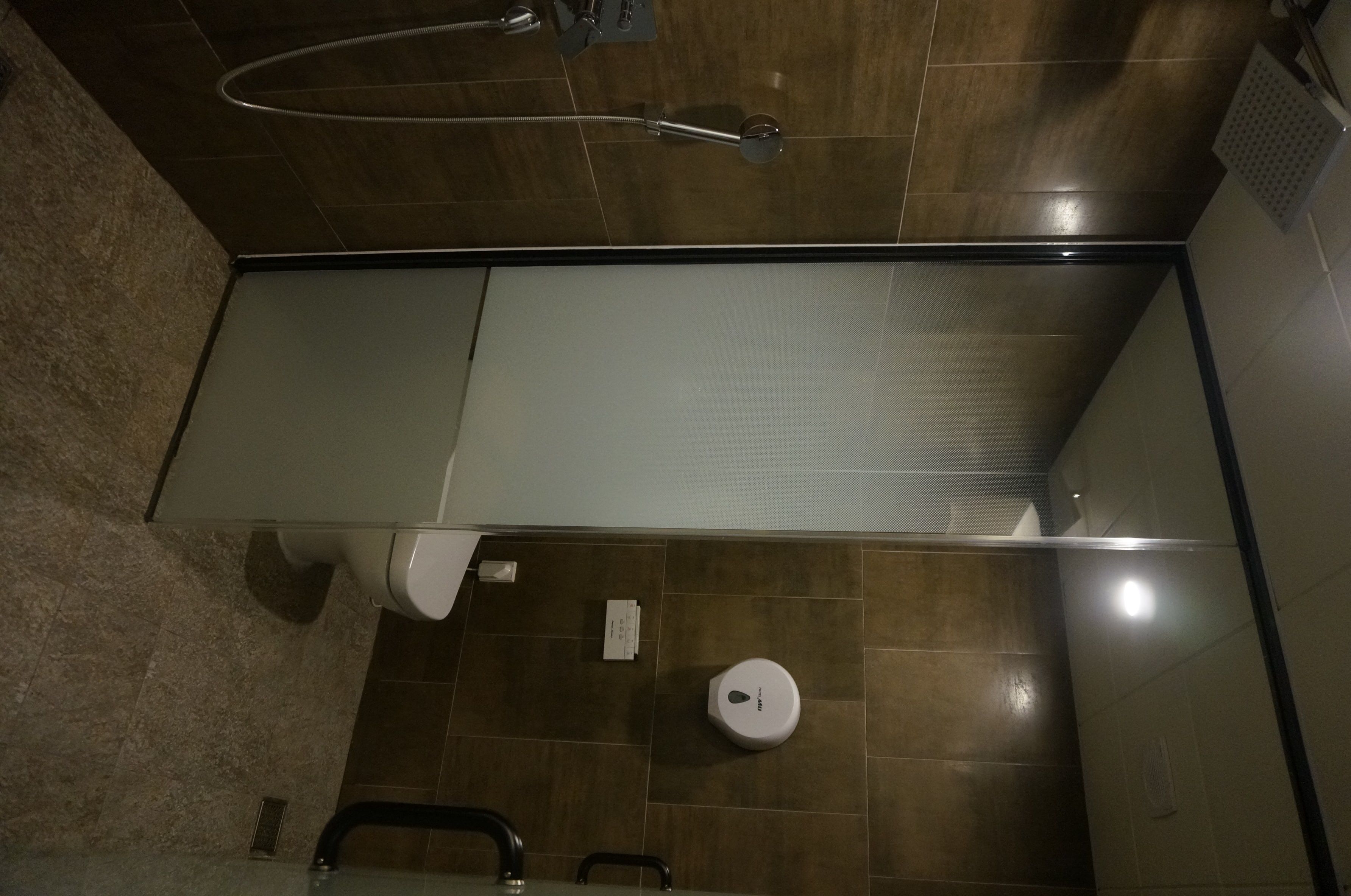 premium double room | bathroom | combined shower/bathtub, free toiletries, hair dryer, bathrobes