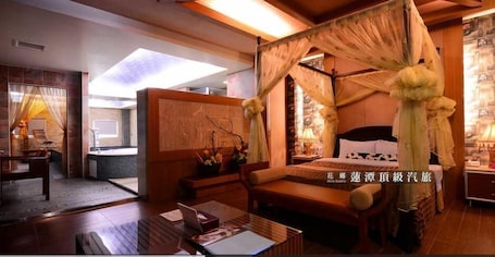 Down comforters, desk, blackout drapes, soundproofing. Hua Xiang Motel -Lian Tan