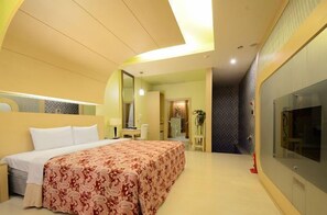 Quarto casal superior | Edredons de pluma, escrivaninha, cortinas blackout