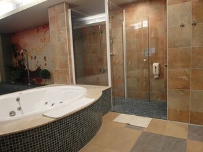 Separate bathtub and shower, jetted bath, free toiletries, hair dryer