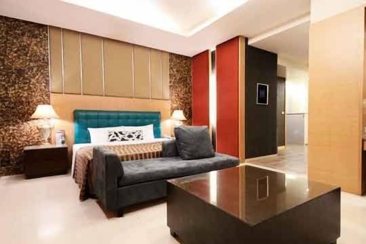 Habitación Deluxe doble | Edredones de plumas, escritorio, cortinas opacas