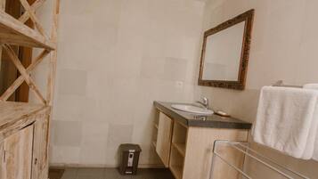 Deluxe-Doppelzimmer, 1 Queen-Bett, Gartenblick | Badezimmer