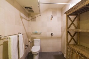 Deluxe Double Room, 1 Queen Bed, Garden View | Bathroom - Bale Seminyak (Seminyak)