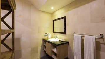 Deluxe Double Room, 1 Queen Bed, Garden View | Bathroom | Shower, free toiletries, towels