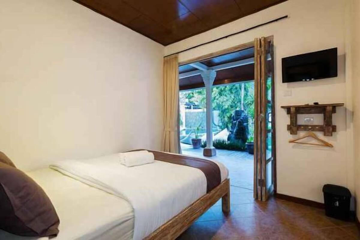 Free WiFi, bed sheets