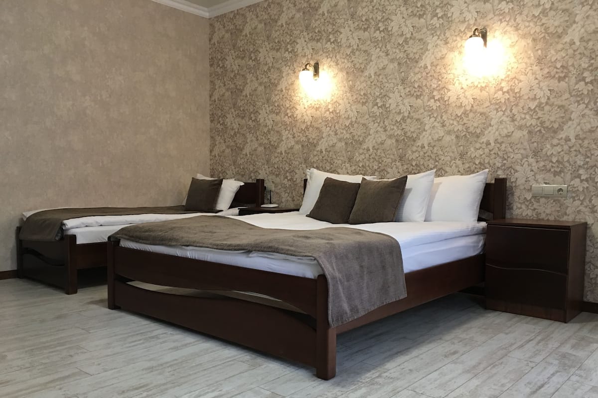 Standard-Dreibettzimmer | Zimmersafe, Bügeleisen/Bügelbrett, kostenlose Babybetten