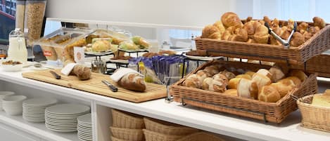 Daily buffet breakfast (CHF 18 per person)