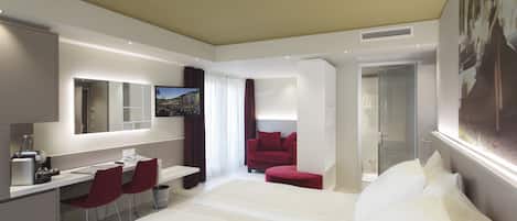 Superior tweepersoonskamer | Een minibar, een kluis op de kamer, een bureau, gratis wifi