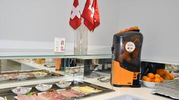 Ein Bereich mit reichhaltigem Buffet und einer Kaffeemaschine.