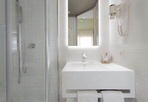 Shower, free toiletries, hair dryer, slippers - Hotel City Locarno, Design & Hospitality (Locarno)