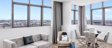 Suite, 2 soverom (Sky) | Oppholdsområde | Flatskjerm-TV