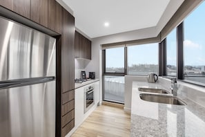 Suite estàndard, 2 dormitoris | Cuina privada | Frigorífic gran, microones, placa de cuina i rentaplats