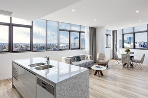 Suite, 2 habitaciones (Sky) | Zona de estar | Una televisión de pantalla plana
