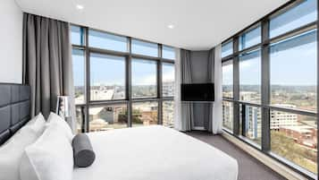 Suite, 3 slaapkamers (Riverview) | Luxe beddengoed, een kluis op de kamer, een bureau, een laptopwerkplek