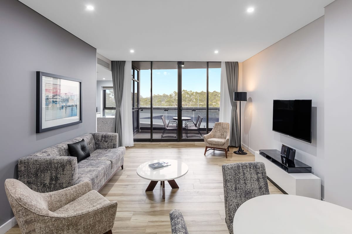 Standaard suite, 2 slaapkamers | Woonruimte | Een flatscreentelevisie